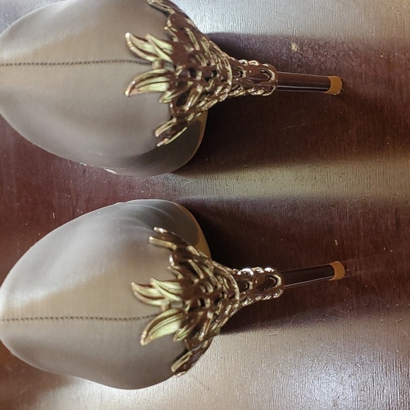 JOEupin Silver Pointed Toe Decorative High 5" Heeled Sz. 6 (36) Shoes - Picture 5 of 16